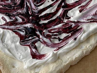 Meringue ritinys su trupučiu cukraus ir uogų sluoksniu Žingsnis 8