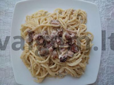 Nuostabūs makaronai carbonara su šonine ir grietinėle pagrindine nuotrauka