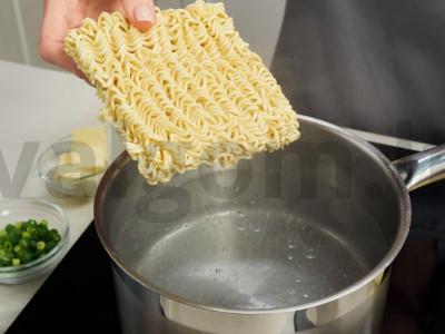 Ramen su greito paruošimo makaronais Žingsnis 1