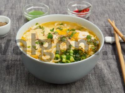 Ramen su greito paruošimo makaronais pagrindine nuotrauka