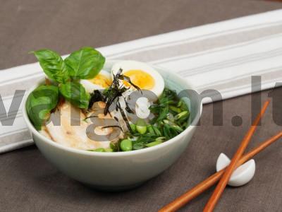 Ramen su ryžių makaronais pagrindine nuotrauka