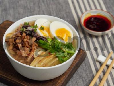 Ramen su kiauliena pagrindine nuotrauka