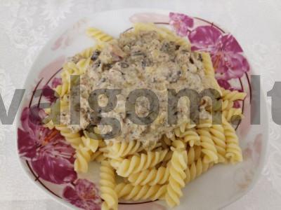 Aromatingi makaronai su tunu grietinėlės padaže pagrindine nuotrauka