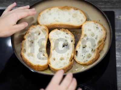 Brusketos su grietinėlės sūriu ir saulėje džiovintais pomidorais Žingsnis 1