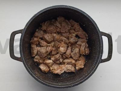 Kiauliena pomidorų padaže Žingsnis 1