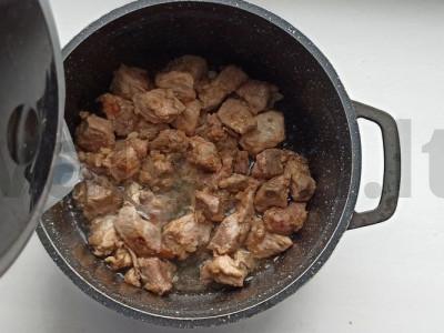 Kiauliena pomidorų padaže Žingsnis 2