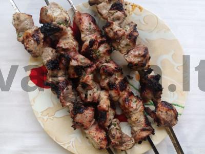 Sultingas kebabas kefyro marinate su žolelėmis pagrindine nuotrauka