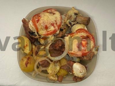 Mėsa, kepta su bulvėmis ir grybais pagrindine nuotrauka
