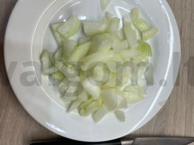 Švelni krūtinėlė sūrio padaže su bulvėmis Žingsnis 1
