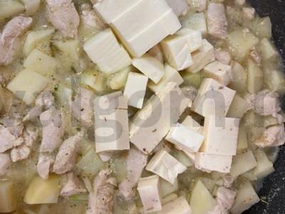 Švelni krūtinėlė sūrio padaže su bulvėmis Žingsnis 4