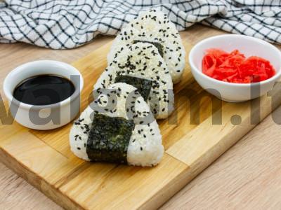 Onigiri su kukurūzais ir kiaušiniu pagrindine nuotrauka