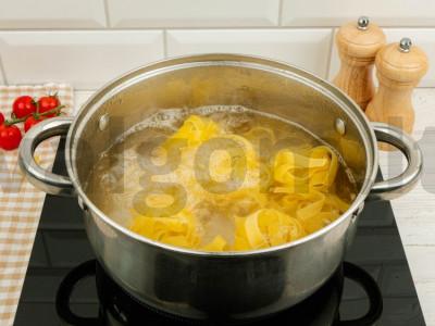 Fettuccini makaronai su lašiša, špinatais ir vyšniniais pomidorais Žingsnis 1