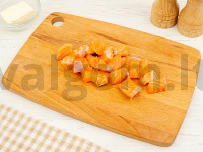 Fettuccini makaronai su lašiša, špinatais ir vyšniniais pomidorais Žingsnis 2
