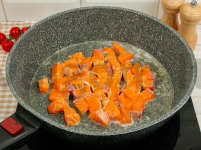 Fettuccini makaronai su lašiša, špinatais ir vyšniniais pomidorais Žingsnis 4