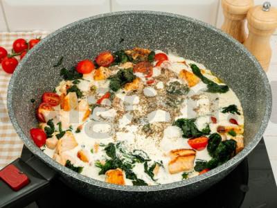 Fettuccini makaronai su lašiša, špinatais ir vyšniniais pomidorais Žingsnis 5