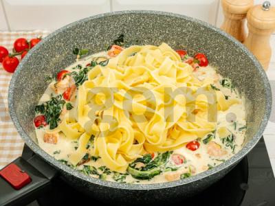 Fettuccini makaronai su lašiša, špinatais ir vyšniniais pomidorais Žingsnis 6