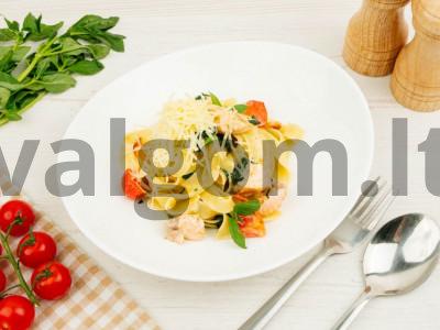 Fettuccini makaronai su lašiša, špinatais ir vyšniniais pomidorais pagrindine nuotrauka