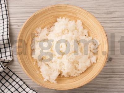 Onigiri su konservuota rausvąja lašiša Žingsnis 1