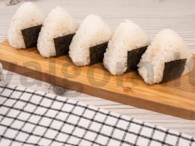 Onigiri su konservuota rausvąja lašiša Žingsnis 4