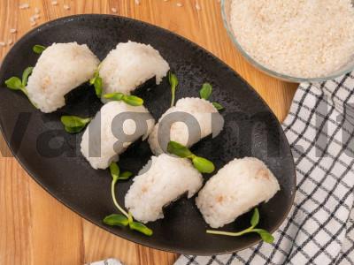 Onigiri su konservuota rausvąja lašiša pagrindine nuotrauka