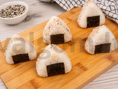 Onigiri su konservuota rausvąja lašiša ir minkštuoju sūriu Žingsnis 4