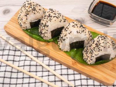 Onigiri su konservuota rausvąja lašiša ir minkštuoju sūriu Žingsnis 5