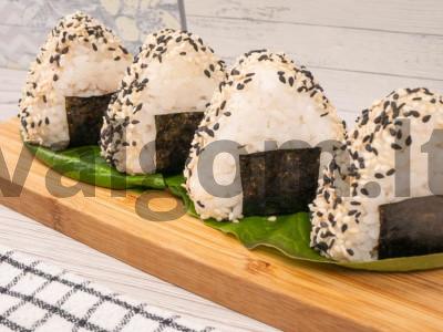 Onigiri su konservuota rausvąja lašiša ir minkštuoju sūriu pagrindine nuotrauka