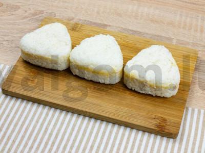 Onigiri su vištiena ir sūriu Žingsnis 5