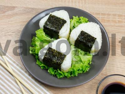 Onigiri su vištiena ir sūriu pagrindine nuotrauka