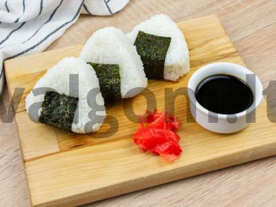 Onigiri su kukurūzais ir majonezu pagrindine nuotrauka