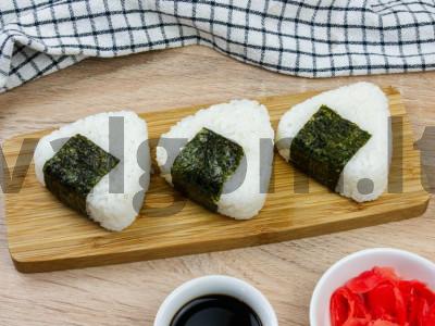 Onigiri su kalmarais ir majonezu pagrindine nuotrauka