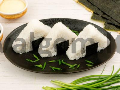 Onigiri su konservuotu tunu pagrindine nuotrauka