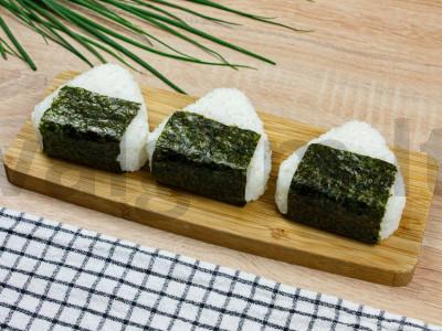 Onigiri su rausvąja lašiša ir žaliaisiais svogūnais Žingsnis 6