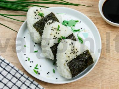 Onigiri su rausvąja lašiša ir žaliaisiais svogūnais Žingsnis 7