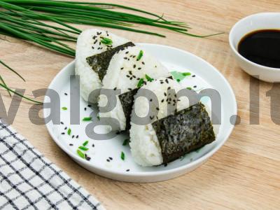 Onigiri su rausvąja lašiša ir žaliaisiais svogūnais pagrindine nuotrauka