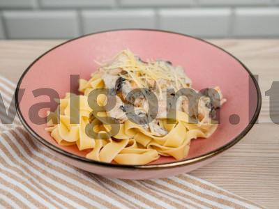 Fettuccini makaronai su lašiša ir grybais pagrindine nuotrauka