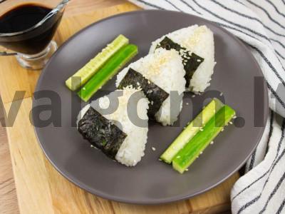 Onigiri multicooker keptuvėje su jūros dumbliais ir agurkais pagrindine nuotrauka