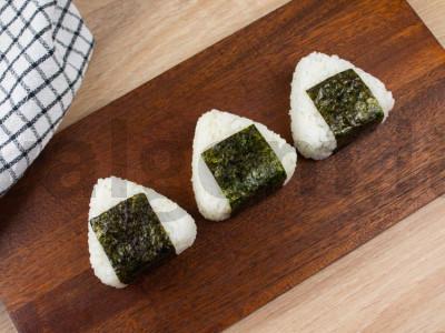 Onigiri su lašiša ir agurkais Žingsnis 2