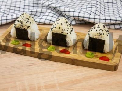 Onigiri su lašiša ir agurkais pagrindine nuotrauka