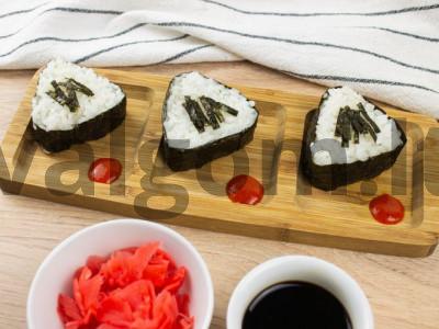 Onigiri su lašiša ir avokadu pagrindine nuotrauka