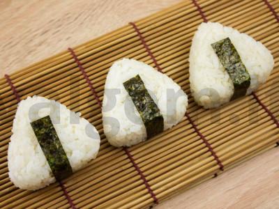 Onigiri su raudona žuvimi Žingsnis 2