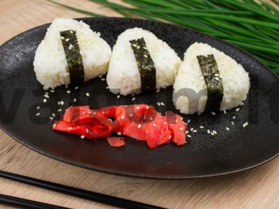 Onigiri su raudona žuvimi pagrindine nuotrauka