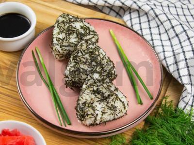 Onigiri su raudona žuvimi ir žalumynais Žingsnis 3