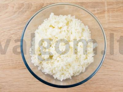 Lengvas onigiri receptas su tuno drožlėmis Žingsnis 1