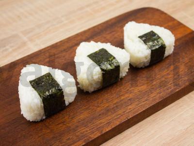 Lengvas onigiri receptas su tuno drožlėmis Žingsnis 2