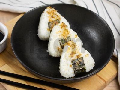 Lengvas onigiri receptas su tuno drožlėmis Žingsnis 3