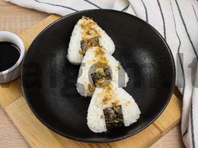 Lengvas onigiri receptas su tuno drožlėmis pagrindine nuotrauka