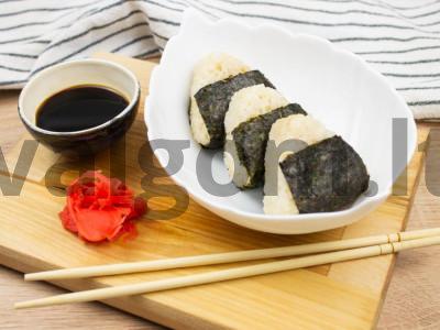 Onigiri su krabų lazdelėmis pagrindine nuotrauka