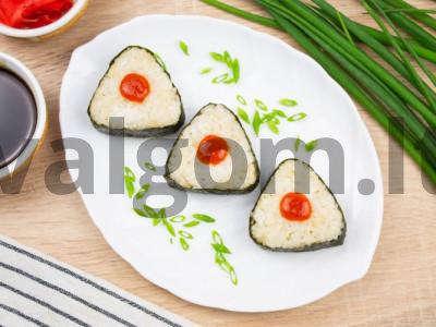 Onigiri su krabų lazdelėmis ir varškės sūriu pagrindine nuotrauka