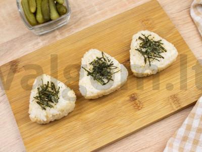 Onigiri su marinuotais agurkais Žingsnis 3